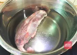 Illustration of how to make white cut beef 1