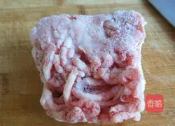 Illustration of how to stir-fry minced meat with garlic moss 3