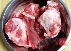 Illustration of sauerkraut stewed bones 1