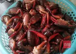 Illustration of how to make garlic crayfish 1