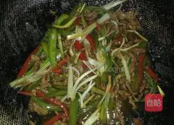 Illustration of how to make oil-consuming green pepper shredded beef 7