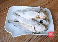 Illustration of how to make yellow croaker with salt, pepper, chives and onions 1