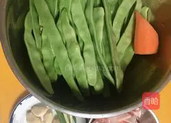 Illustration of how to make pork belly and beans 1