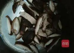 Illustration of how to cook rapeseed with mushrooms 4