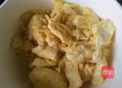 Illustration of how to make fried eggs with tomatoes 4