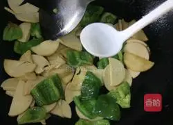 Illustration of how to stir-fry vegetarian chicken and green pepper 5