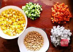 Illustration of how to make fried pine nuts with corn 1