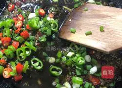 Illustration of how to make rattan pepper chicken wings 3