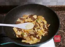 Illustration of how to make fried beef with king oyster mushroom 13
