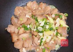 Illustration of how to make stir-fried diced chicken with colored pepper and stuffed skin (10-minute quick dish) 9