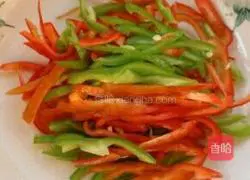 How to stir-fry green and red peppers into shredded potatoes Illustration 4