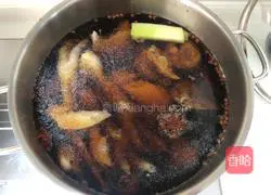 Illustration of how to make original sauce chicken 2