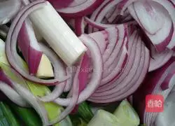 Illustration of how to cook pork ribs and chicken feet in dry pot 9
