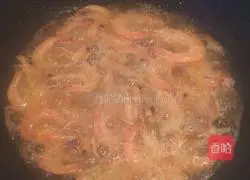 Illustration of how to cook shrimps in oil 2