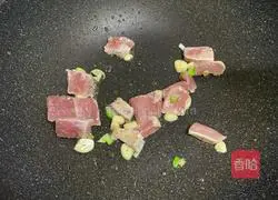 Illustration of how to make stir-fried pork with garlic sprouts 3