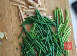 How to make stir-fried pork with ham and garlic sprouts Illustration 1