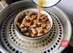 Illustration of how to make a bowl of steamed crispy pork 9