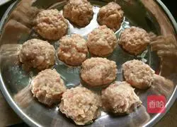 Illustration of how to make steamed water chestnut meatballs 7