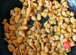 Illustration of how to cook diced chicken with king oyster mushrooms 10