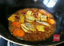 Illustration of how to cook hairtail with carrots 8