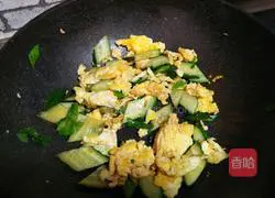 Illustration of how to make cucumber and scrambled eggs 8