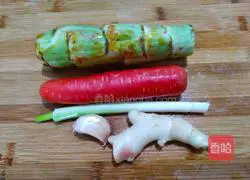 Illustration of how to make fried sausage with lettuce, ginger, carrot and lettuce 2