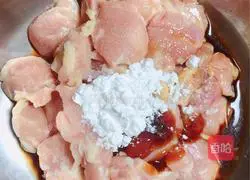 Illustration of how to make stir-fried diced chicken with colored pepper and stuffed skin (10-minute quick dish) 2