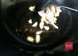 Illustration of how to make wild rice stir-fried pork 5