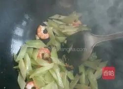 Illustration of how to make scrambled eggs with lettuce, shrimps and scrambled eggs 5