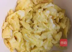 Illustration of how to make zucchini and scrambled eggs 3