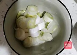 Illustration of how to make fried squid with leeks 4