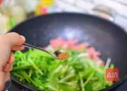 Illustration of how to stir-fry bacon with garlic sprouts 5