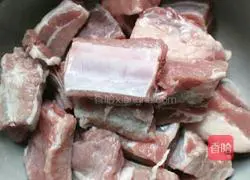 Illustration of how to make braised pork ribs in a casserole 1