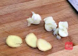 Illustration of how to make fried clams with red glutinous rice 2