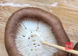 （Steamed Dish) Illustration of how to make meat stuffed with mushrooms 2