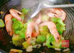 Illustration of how to make fried shrimps with broccoli 12