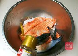 Illustration of how to make salmon bones with green onion 8