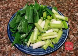 Illustration of how to stir-fry pork liver with garlic sprouts 4