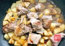 Illustration of how to cook pork ribs with potatoes 4