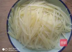 Illustration of how to make spicy and sour shredded potatoes 6