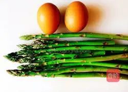 Illustration of how to make asparagus and scrambled eggs 1