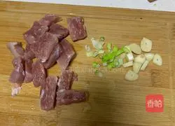 Illustration of how to make fried meat with garlic sprouts 2