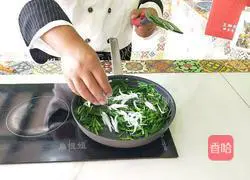 Illustration of how to make fried leeks with whitebait 7