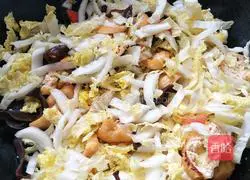 Illustration of how to cook cabbage, fungus and fried fruits 3