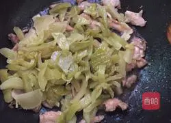 Illustration of how to stir-fry lean meat with pickles 4