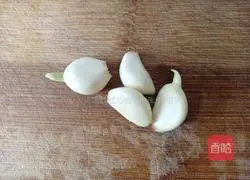 Illustration of how to stir-fry brussel sprouts with minced garlic 4