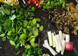 Illustration of how to make spicy and sour sausage 3