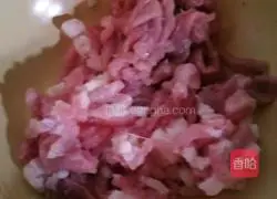 Illustration of how to stir-fry shredded pork with green pepper 2