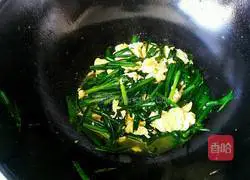 Illustration of how to make fried eggs with chives 7