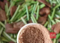 Illustration of how to stir-fry pork ribs and garlic sprouts 11